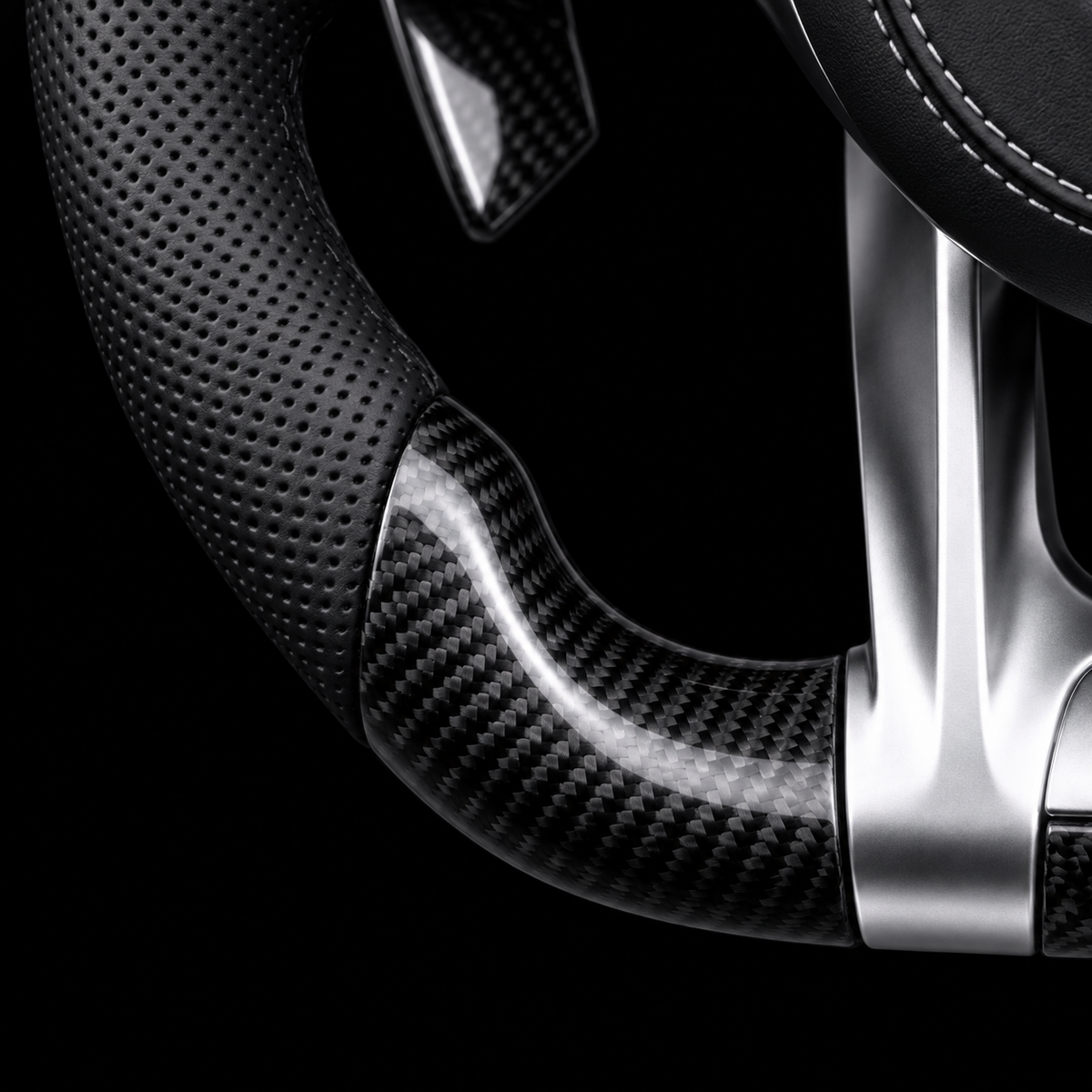 Volant Mercedes AMG — détail du cuir noir perforé et du carbone sur fond noir
