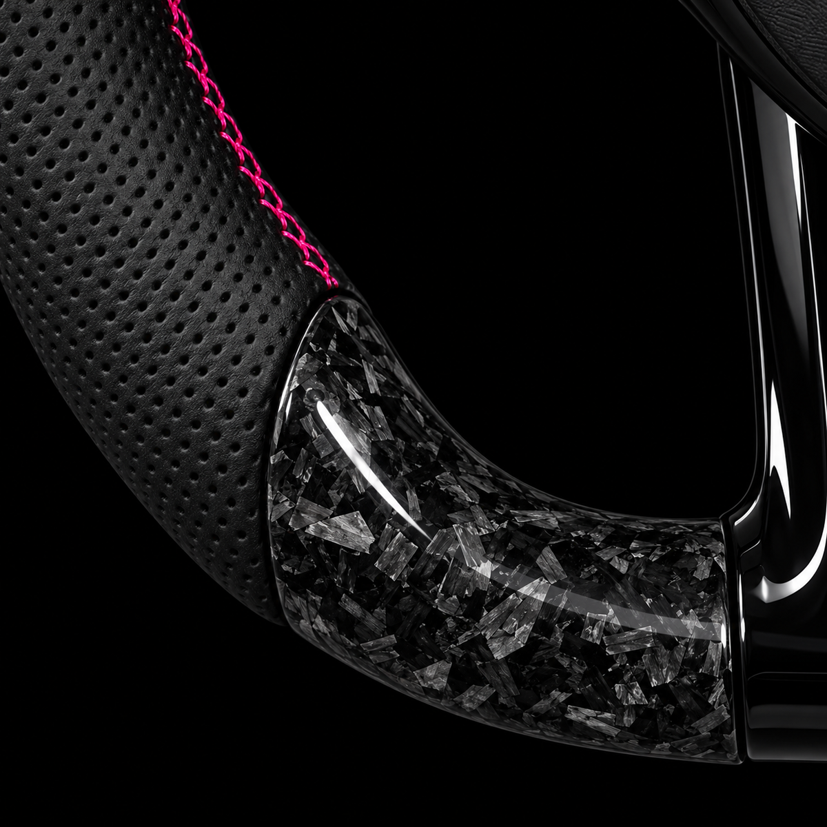 Volant Mercedes AMG — détail du carbone forgé, du cuir perforé et des surpiqûres roses