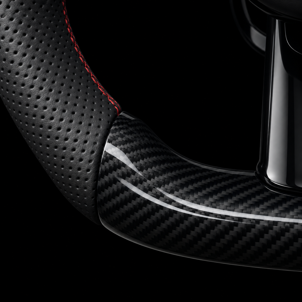 Volant Mercedes AMG — détail du carbone noir, du cuir perforé et des surpiqûres rouges sur fond noir