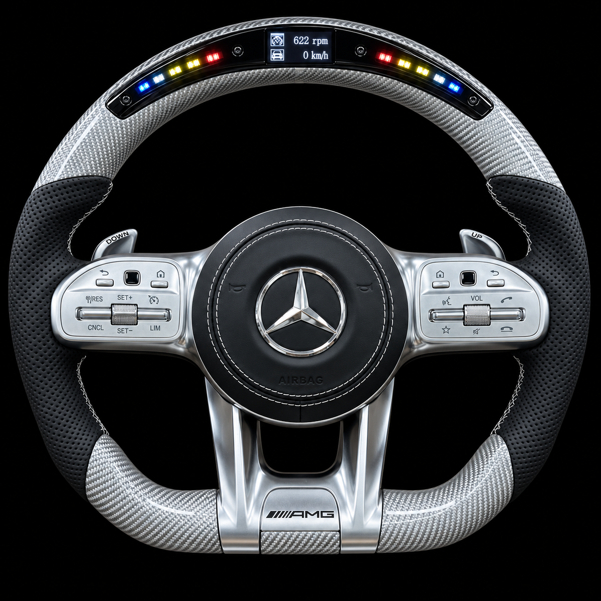 Volant Mercedes AMG en carbone argenté avec LED intégrées allumées — vue de face
