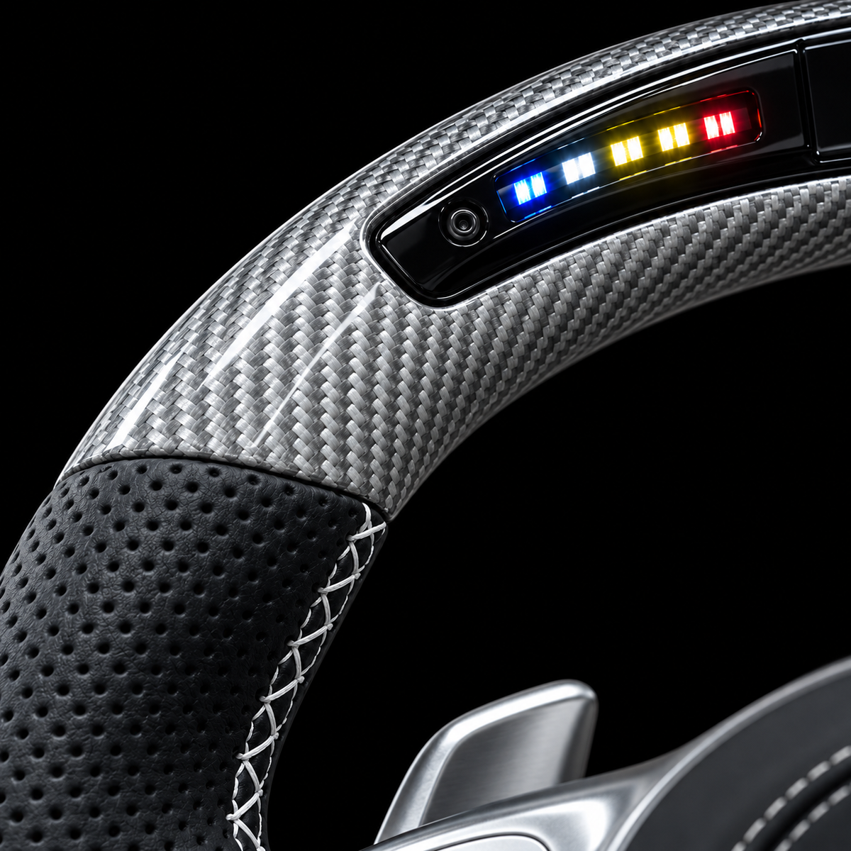 Volant Mercedes AMG — détail du carbone argenté, du cuir perforé et des LED