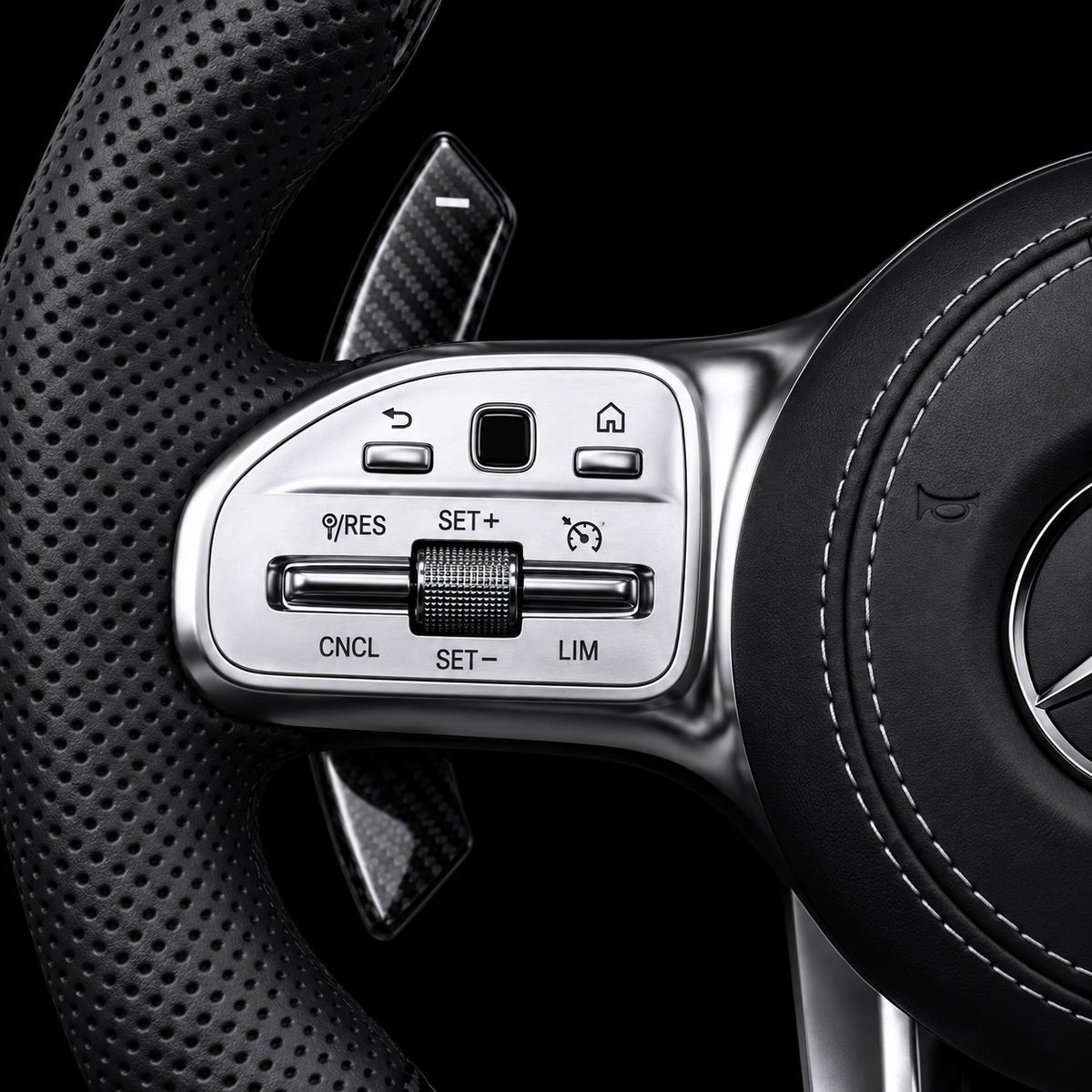 Volant Mercedes AMG — gros plan des commandes argentées gauches sur fond noir