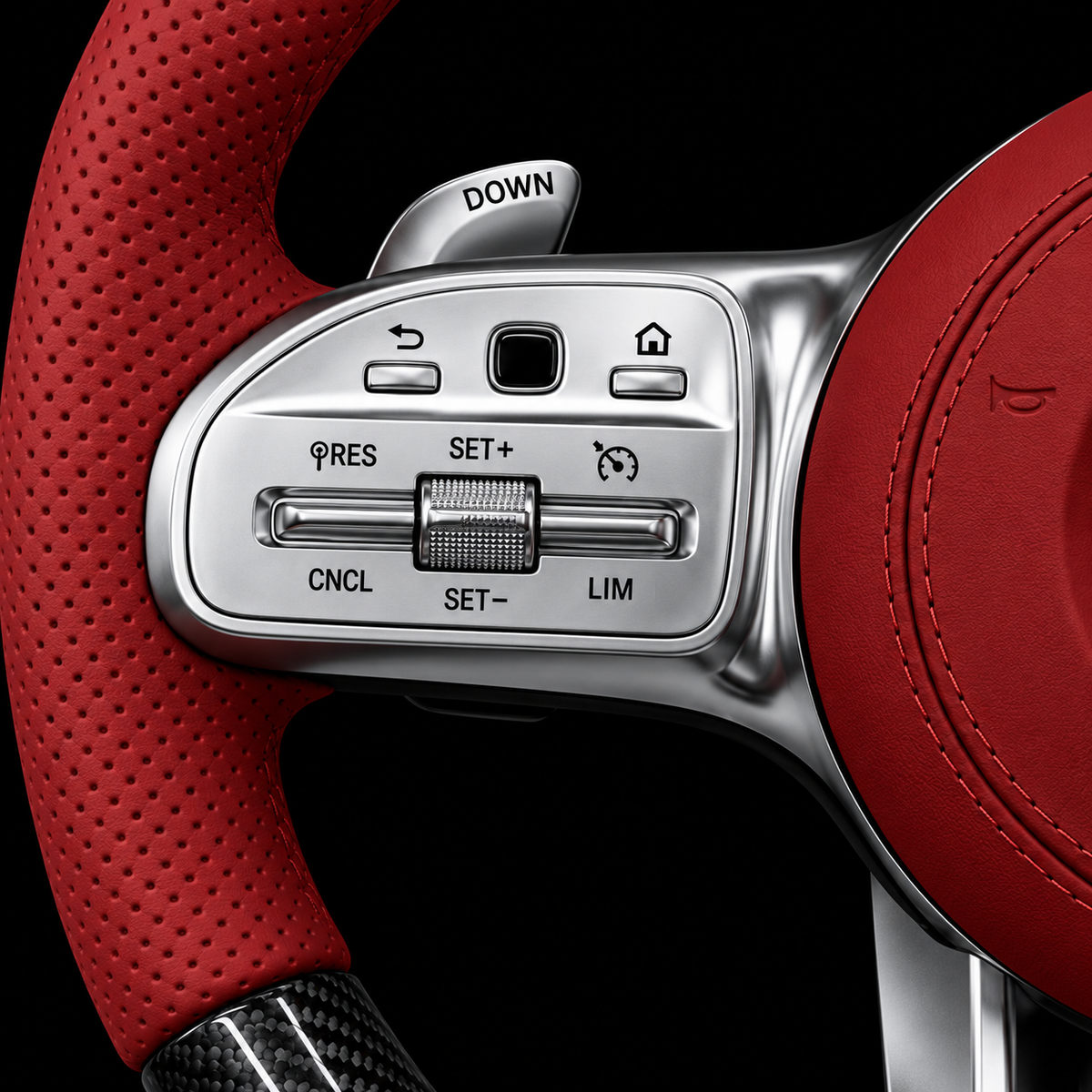 Volant Mercedes AMG rouge — gros plan des commandes argentées gauches