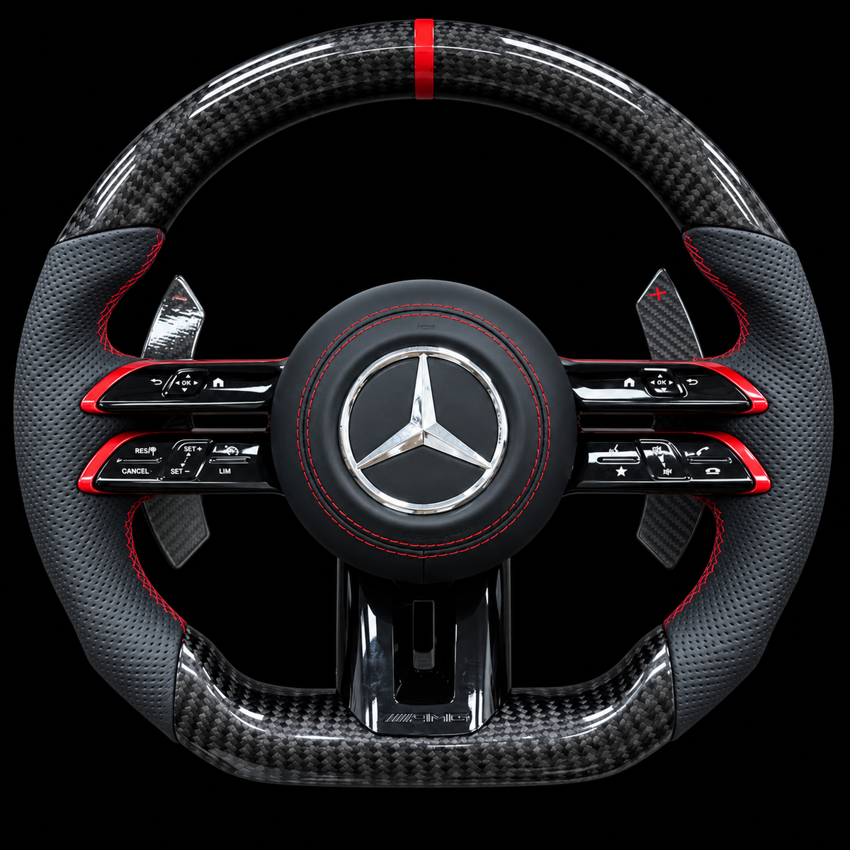 Volant Mercedes AMG carbone noir et finitions rouges — vue de face sur fond noir