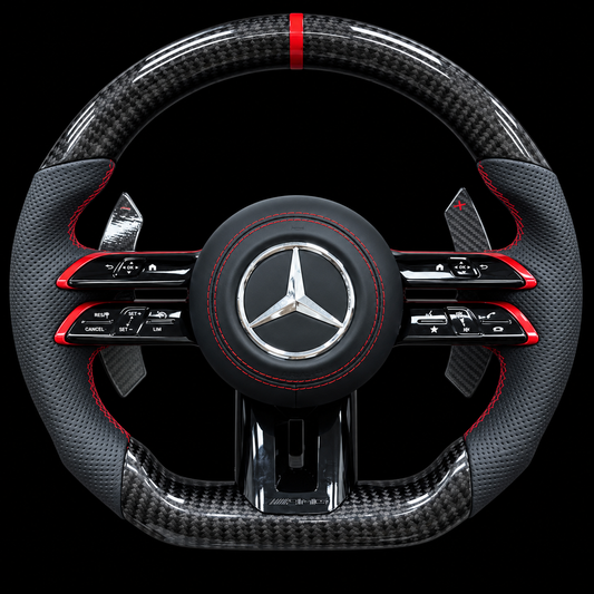 Volant Mercedes AMG carbone noir et finitions rouges — vue de face sur fond noir