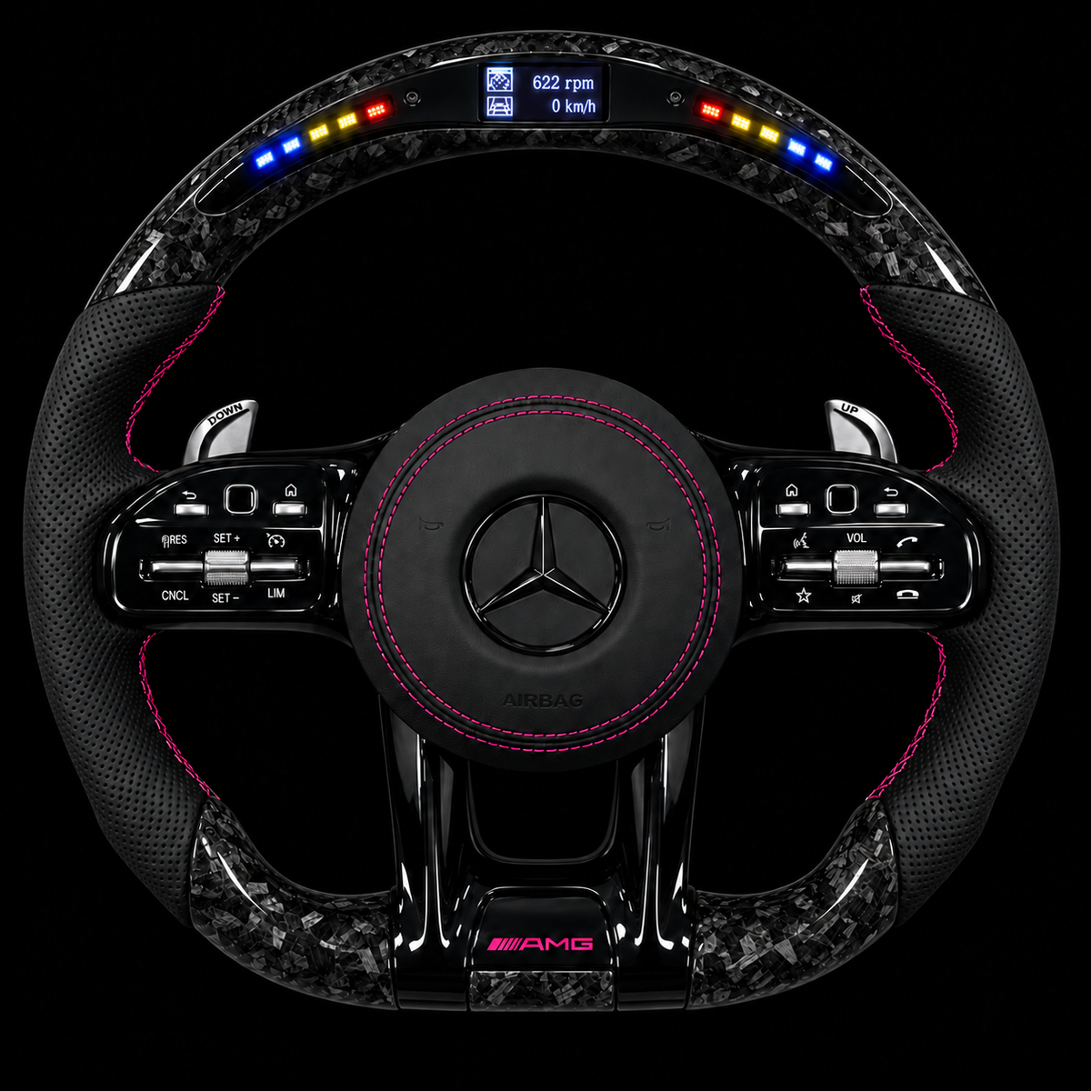 Volant Mercedes AMG en carbone forgé avec surpiqûres roses et LED allumées — vue de face