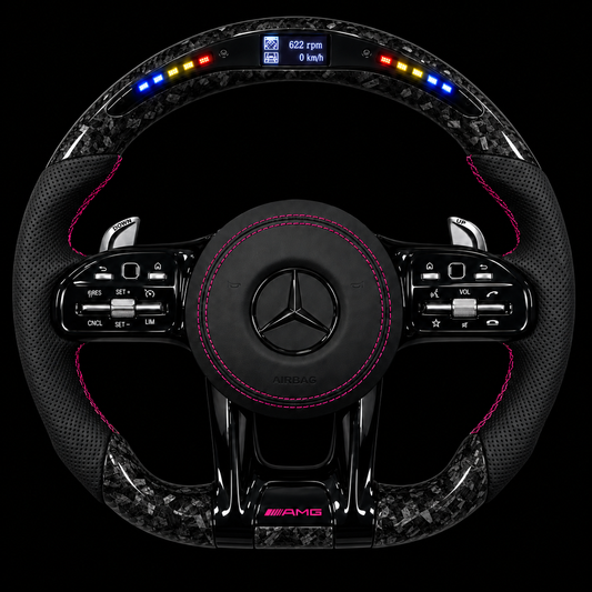 Volant Mercedes AMG en carbone forgé avec surpiqûres roses et LED allumées — vue de face