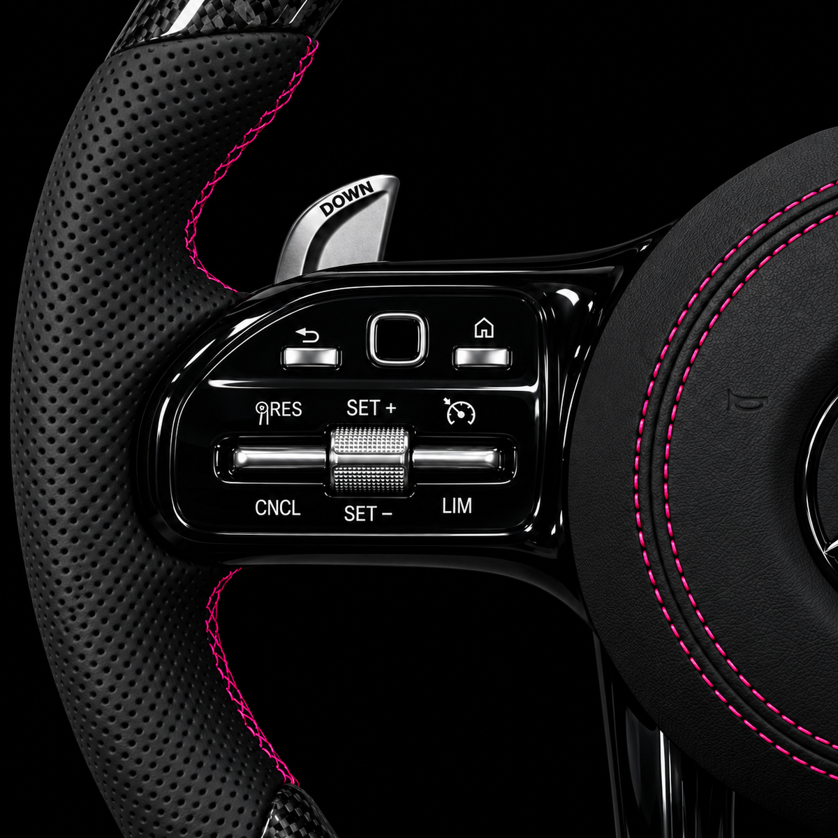 Volant Mercedes AMG carbone forgé rose — gros plan des commandes gauches