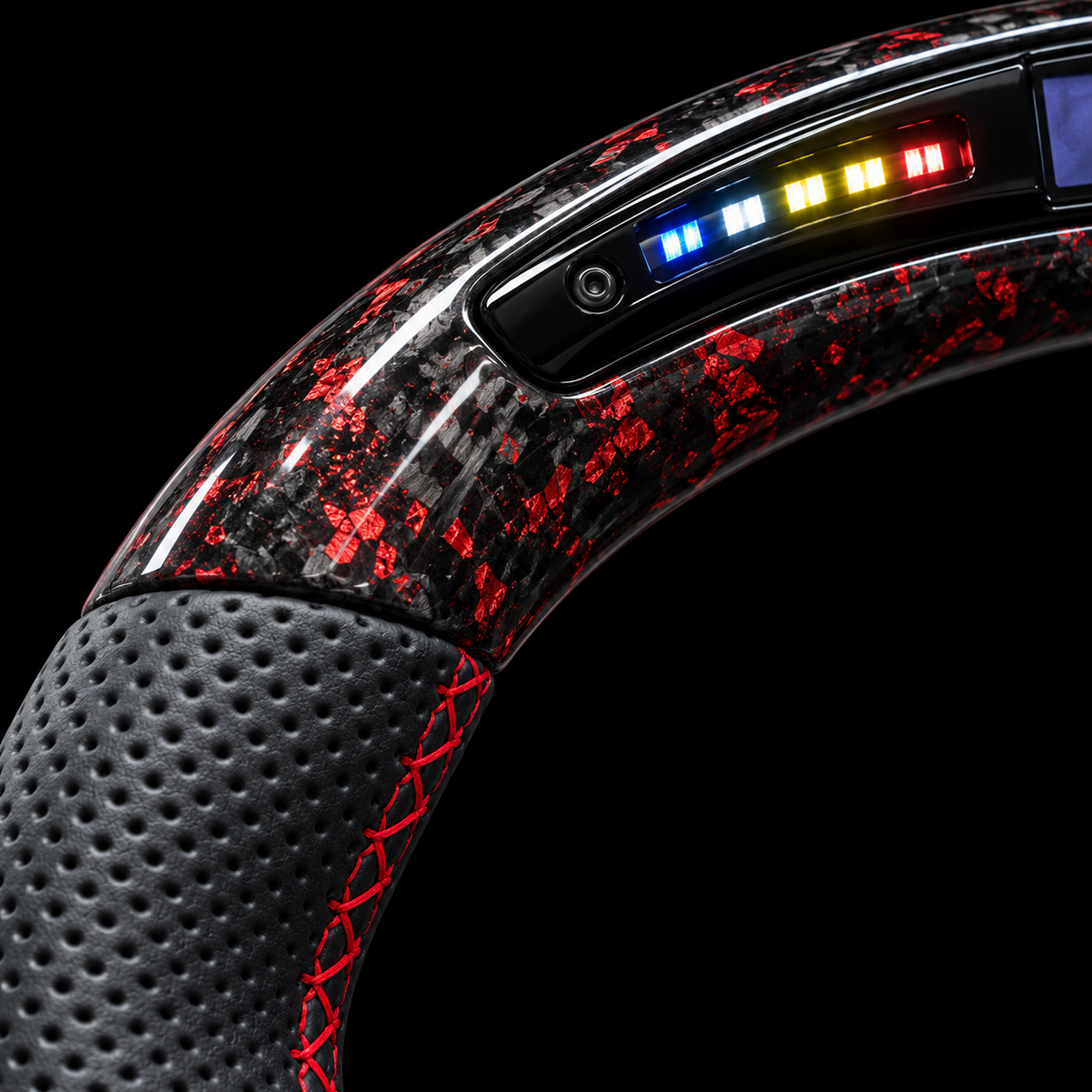 Volant Mercedes AMG — détail du carbone forgé rouge, du cuir perforé et des LED