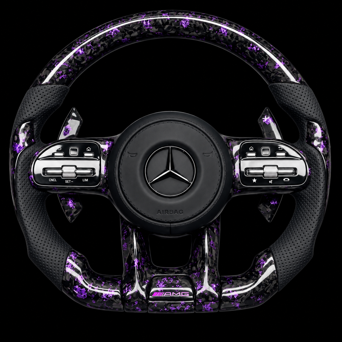 Volant Mercedes AMG en carbone forgé violet — vue de face sur fond noir