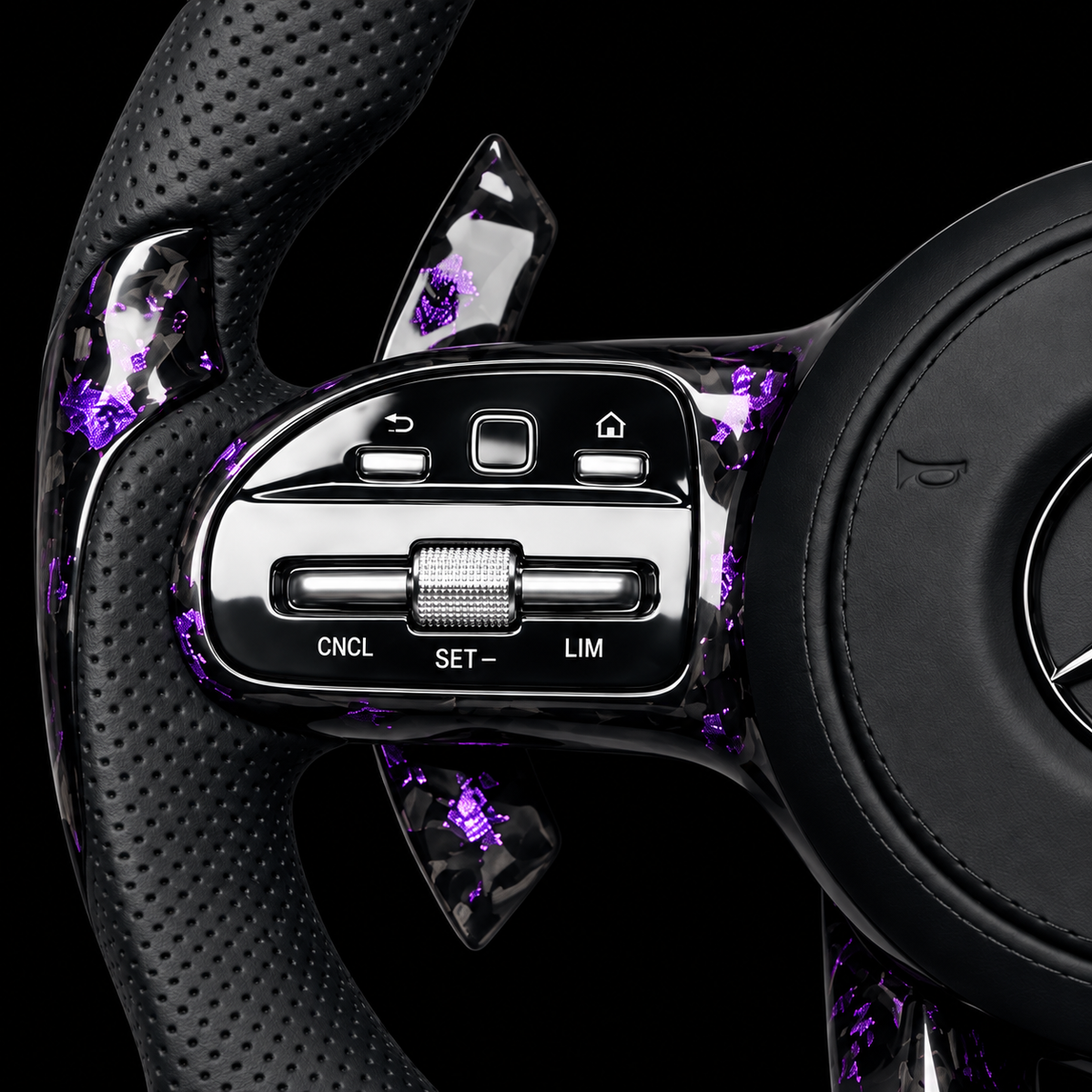 Volant Mercedes AMG carbone forgé violet — gros plan des commandes gauches