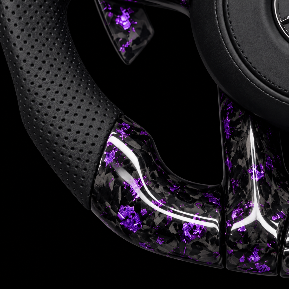Volant Mercedes AMG — détail du carbone forgé violet et du cuir perforé