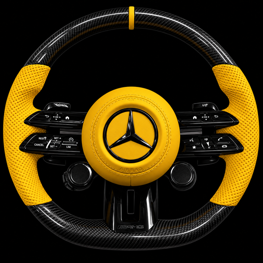 Volant Mercedes AMG en carbone noir et cuir jaune — vue de face sur fond noir