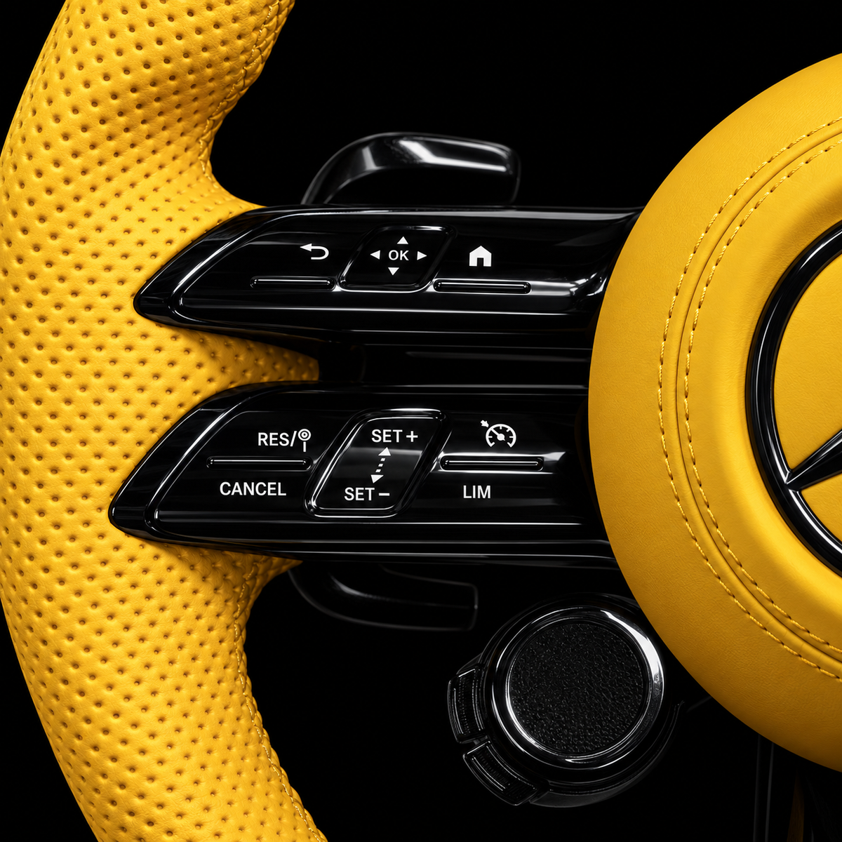 Volant Mercedes AMG jaune — gros plan des commandes multifonctions sur fond noir