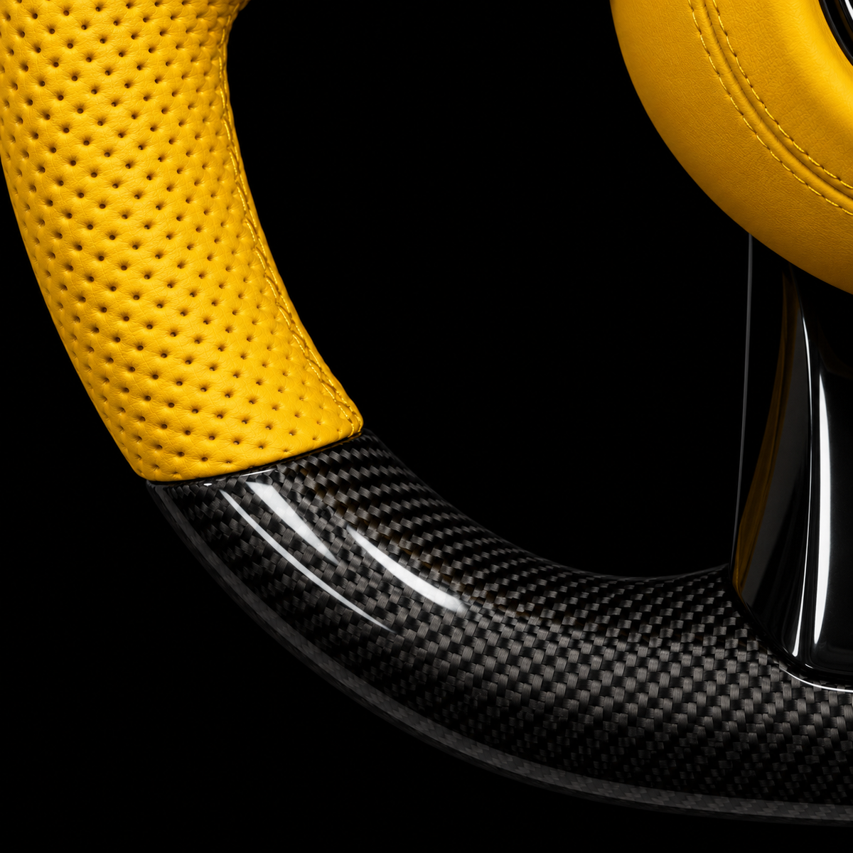 Volant Mercedes AMG — détail du cuir jaune perforé et du carbone noir sur fond noir