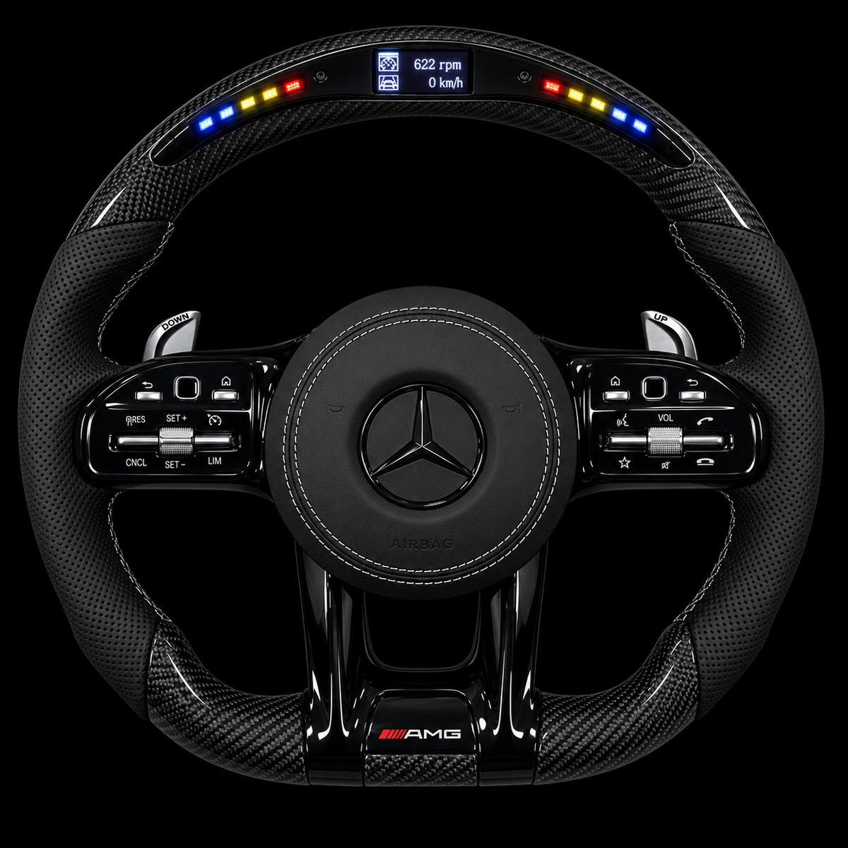 Volant Mercedes AMG en carbone noir avec écran et LED allumées — vue de face sur fond noir