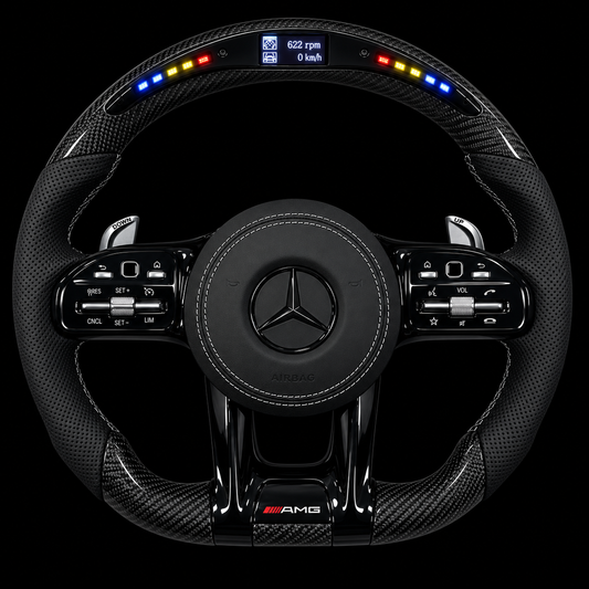 Volant Mercedes AMG en carbone noir avec écran et LED allumées — vue de face sur fond noir