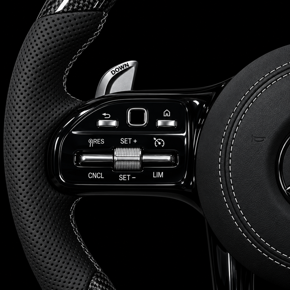 Volant Mercedes AMG avec LED — gros plan des commandes gauches sur fond noir