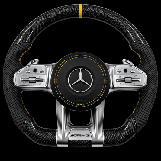 Volant Mercedes AMG en carbone noir avec repère et surpiqûres jaunes — vue de face