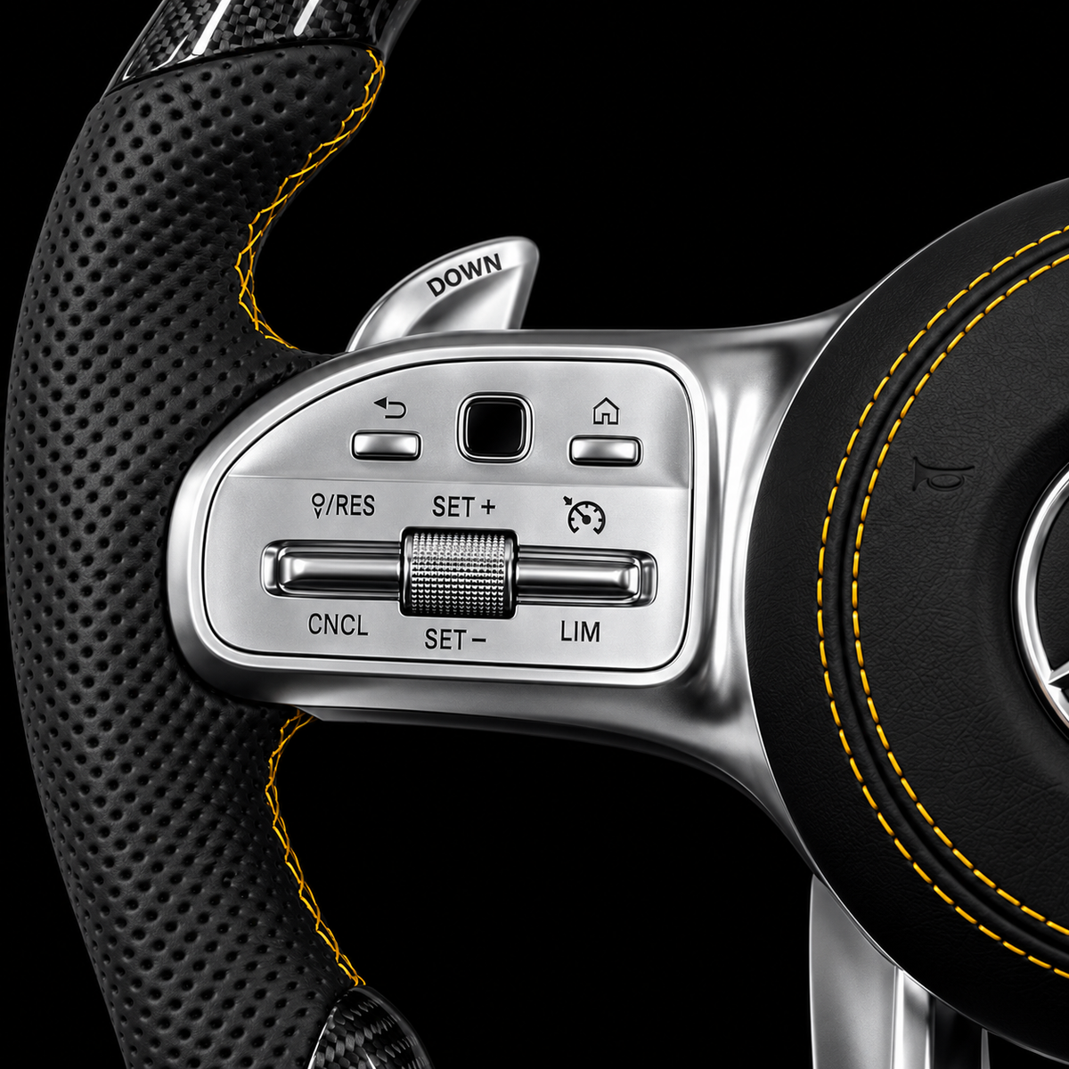 Volant Mercedes AMG noir et jaune — gros plan des commandes argentées gauches