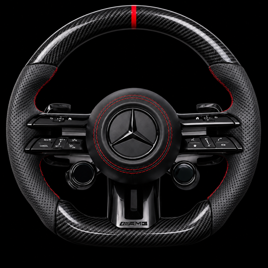 Volant Mercedes AMG carbone noir et finitions rouges — vue de face harmonisée