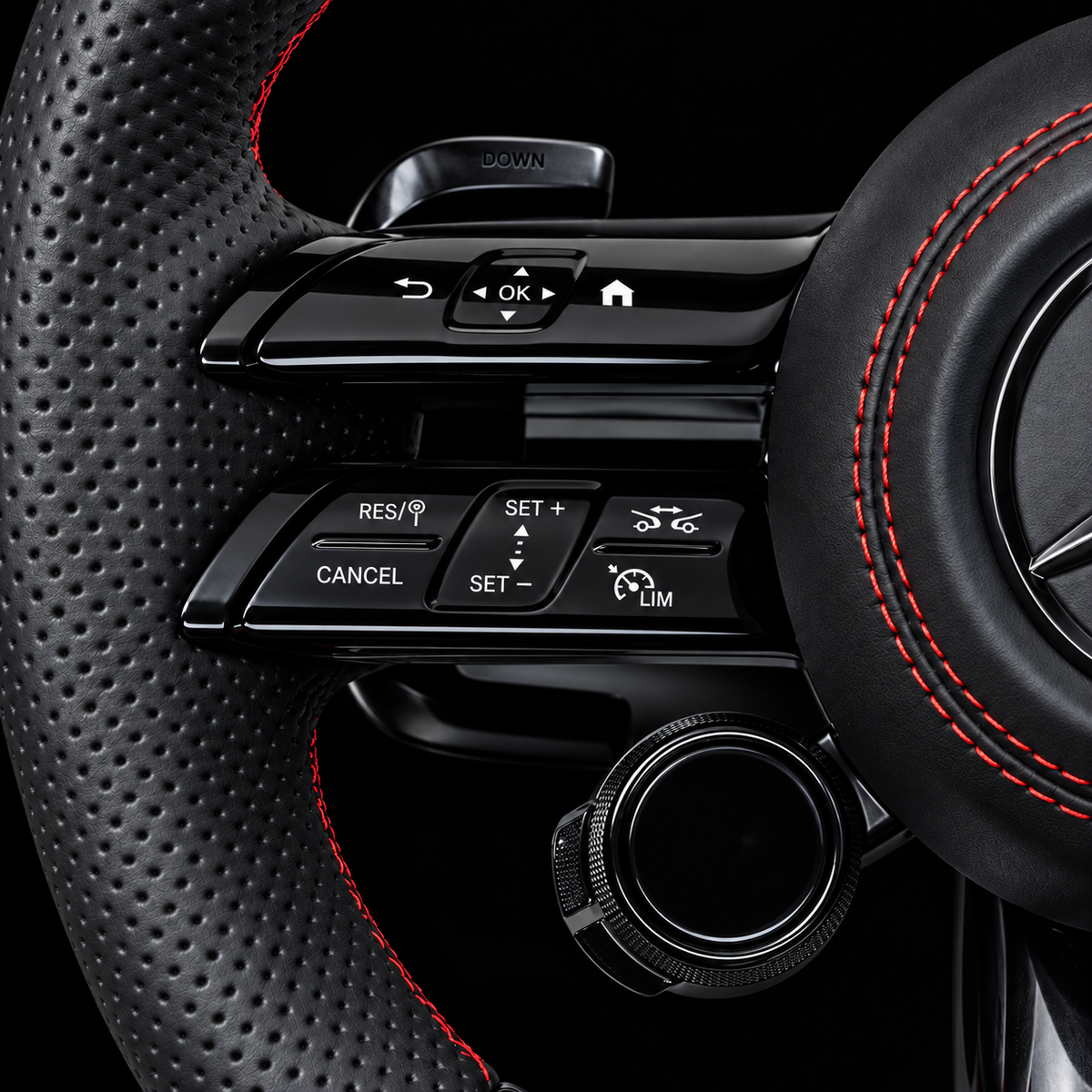 Volant Mercedes AMG à doubles branches — gros plan des commandes sur fond noir