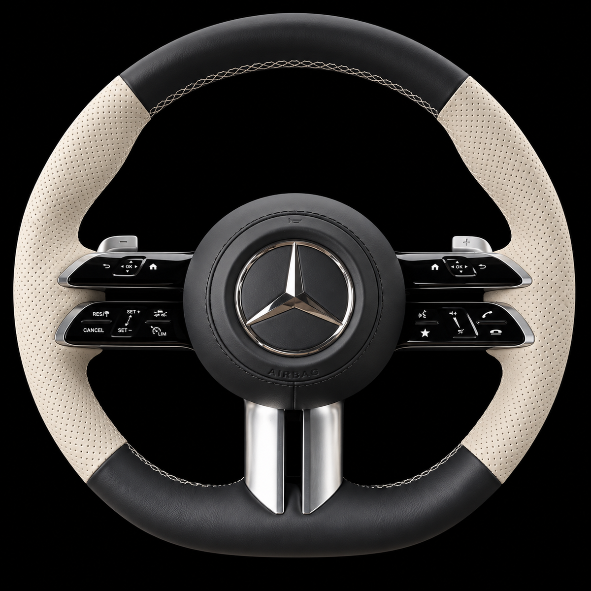 Volant Mercedes en cuir beige perforé et cuir noir — vue de face sur fond noir