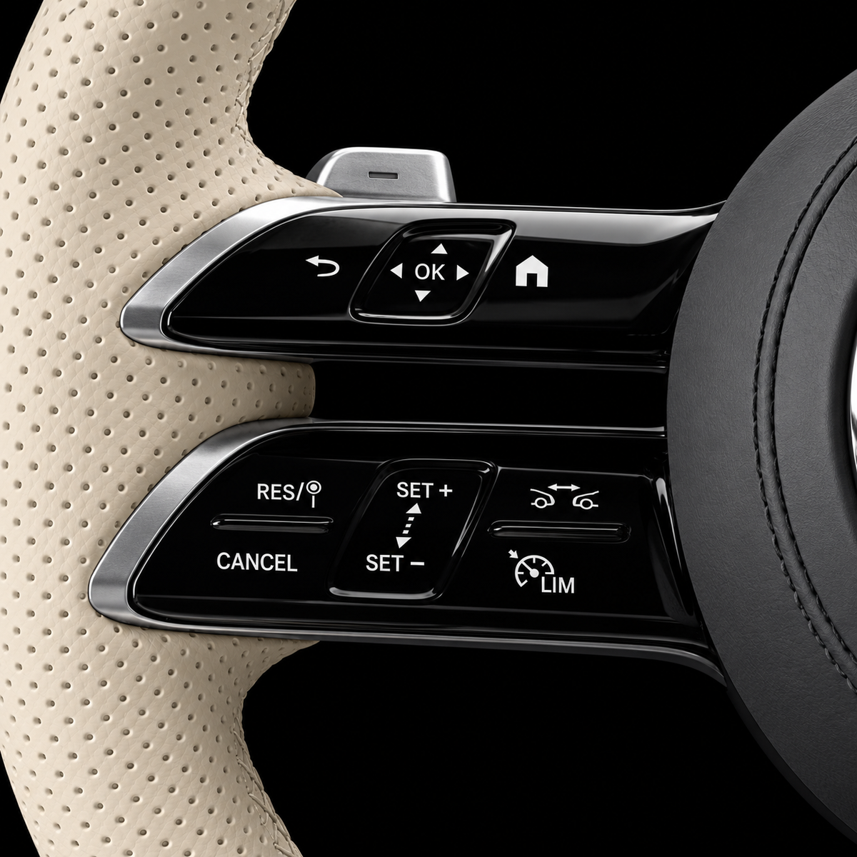Volant Mercedes en cuir beige — gros plan des commandes multifonctions sur fond noir