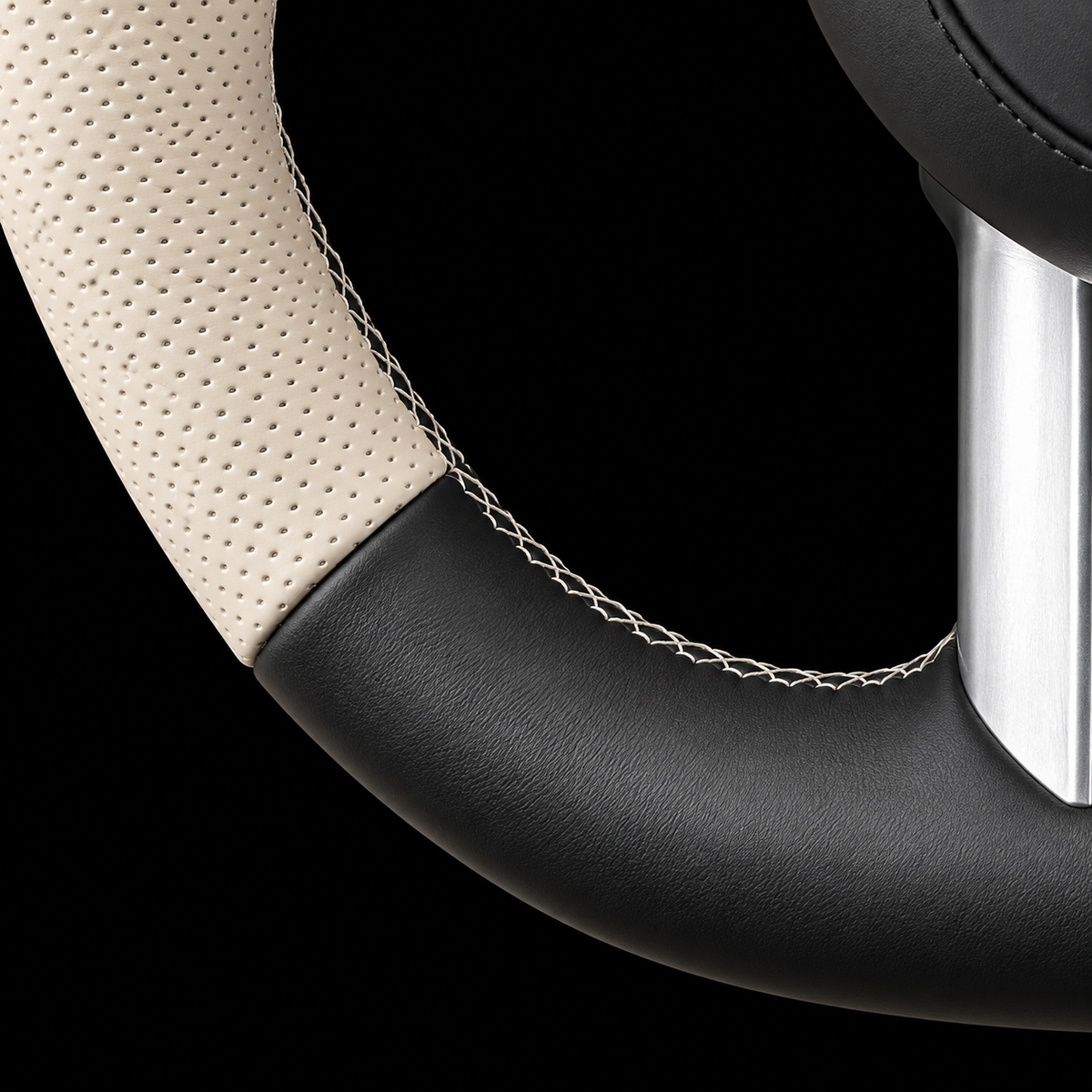 Volant Mercedes — détail du cuir beige perforé, du cuir noir et des surpiqûres claires